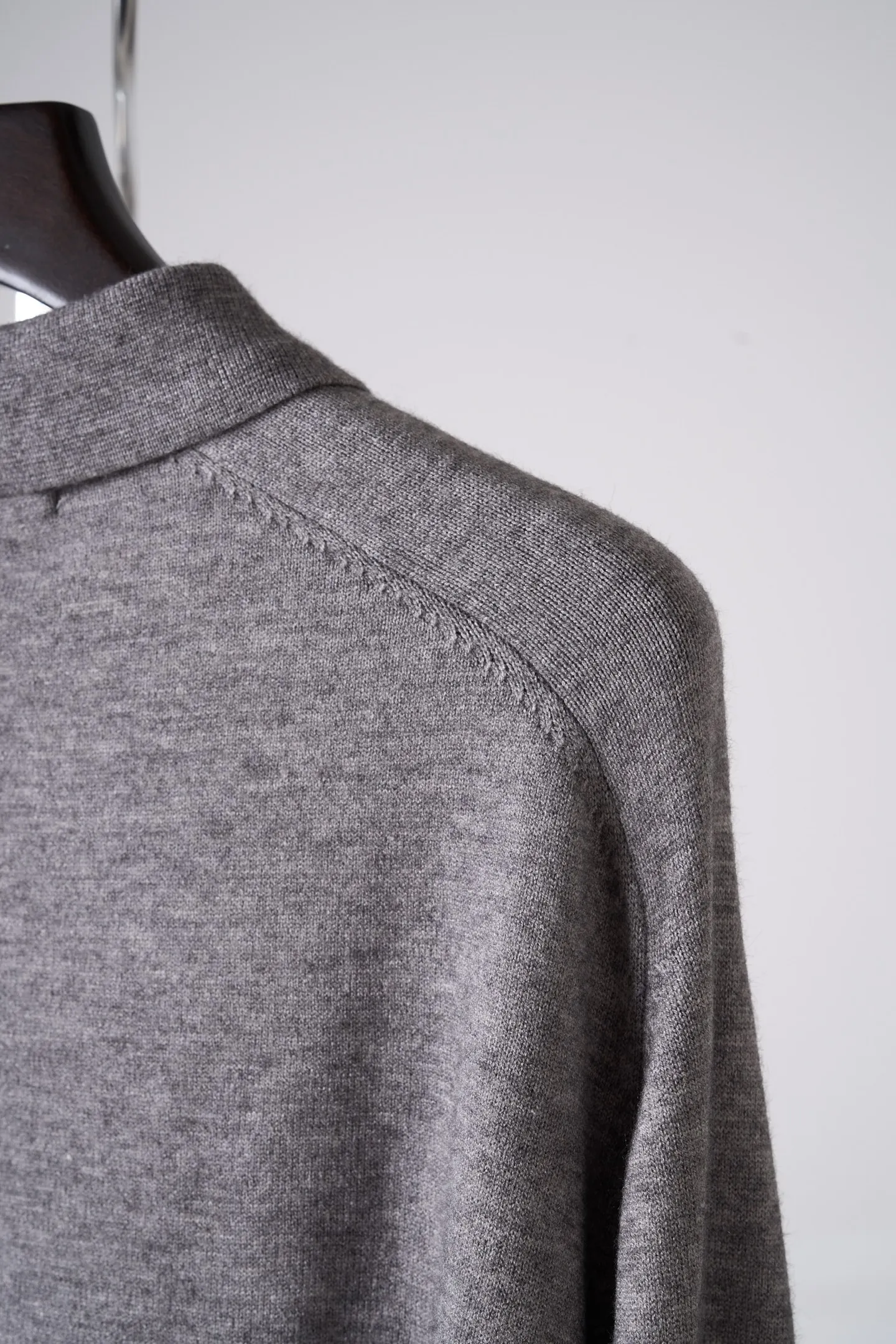 [Real auction] Acne Studios logo embroidered knitted polo shirt [In Stock] S M L The fabric is made of wool + yak hair blend. The wool ensures skin-friendly warmth and breathability. The yak hair improves the stiffness and wrinkle resistance of the fabric. It combines softness and pattern support. High-density jersey knitting technique is used. The yarns are finely intertwined. There are no excess floating threads on the surface. It feels soft and waxy and does not scratch the skin. It has a moderate weight and can be worn alone in spring and autumn. It can be worn as an inner layer in winter without feeling heavy or bulky. Ready-made garments undergo pre-shrunk + soft finishing processes to prevent shrinkage during the first wash while neutralizing the roughness of the fabric and maintaining long-term smoothness. Ready-to-wear deodorization treatment removes odors from new materials. Adopts a three-dimensional and slightly loose version. The shoulder line falls naturally. Suitable for different shoulder shapes. Garment length reaches hips. Modifies body proportions. Not picky about body shape. Ribbed closing process. High-elastic rib knitting for cuffs and hem. Precision sewing seams. The embroidery process on the left chest "Acne Studios est" adopts computerized precision flat embroidery + three-dimensional thread filling process. The embroidery thread is made of high-twist polyester thread, which is friction-resistant and does not fade. The embroidery edges are neat and burr-free. The stitch spacing is even (about 8-10 stitches/cm) for a full sense of recognition and sophistication. The whole garment is sewn with high-density double-thread overlock. The stitch spacing is 0.3-0.5cm. Key parts (shoulder seams, side seams) are reinforced with double threads to prevent open threads. The inner hemming treatment reduces friction and improves wearing comfort. The dyeing process adopts alcohol black fixation dyeing technology. The dye penetrates into the fiber and undergoes multiple fixation treatments. It is not easy to lose color during washing and cross-color to maintain the purity of Black.
